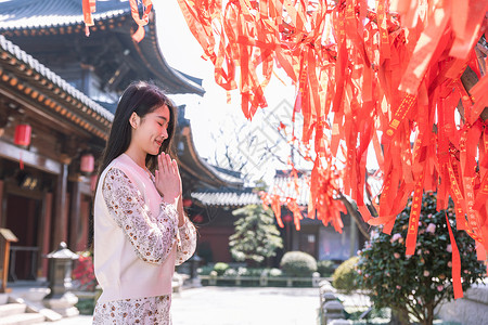 美女大学生一个人旅行逛寺庙祭拜图片