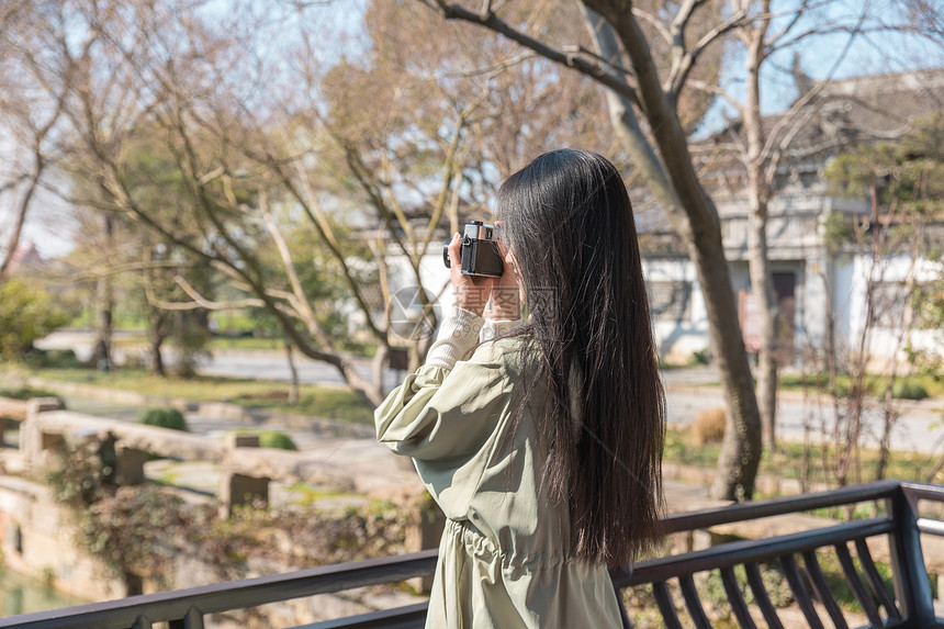 美女大学生一个人旅行拍照图片