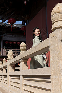 美女大学生一个人旅行逛寺庙图片