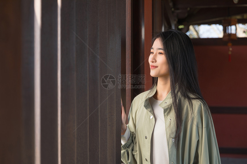 美女大学生一个人旅行逛寺庙图片