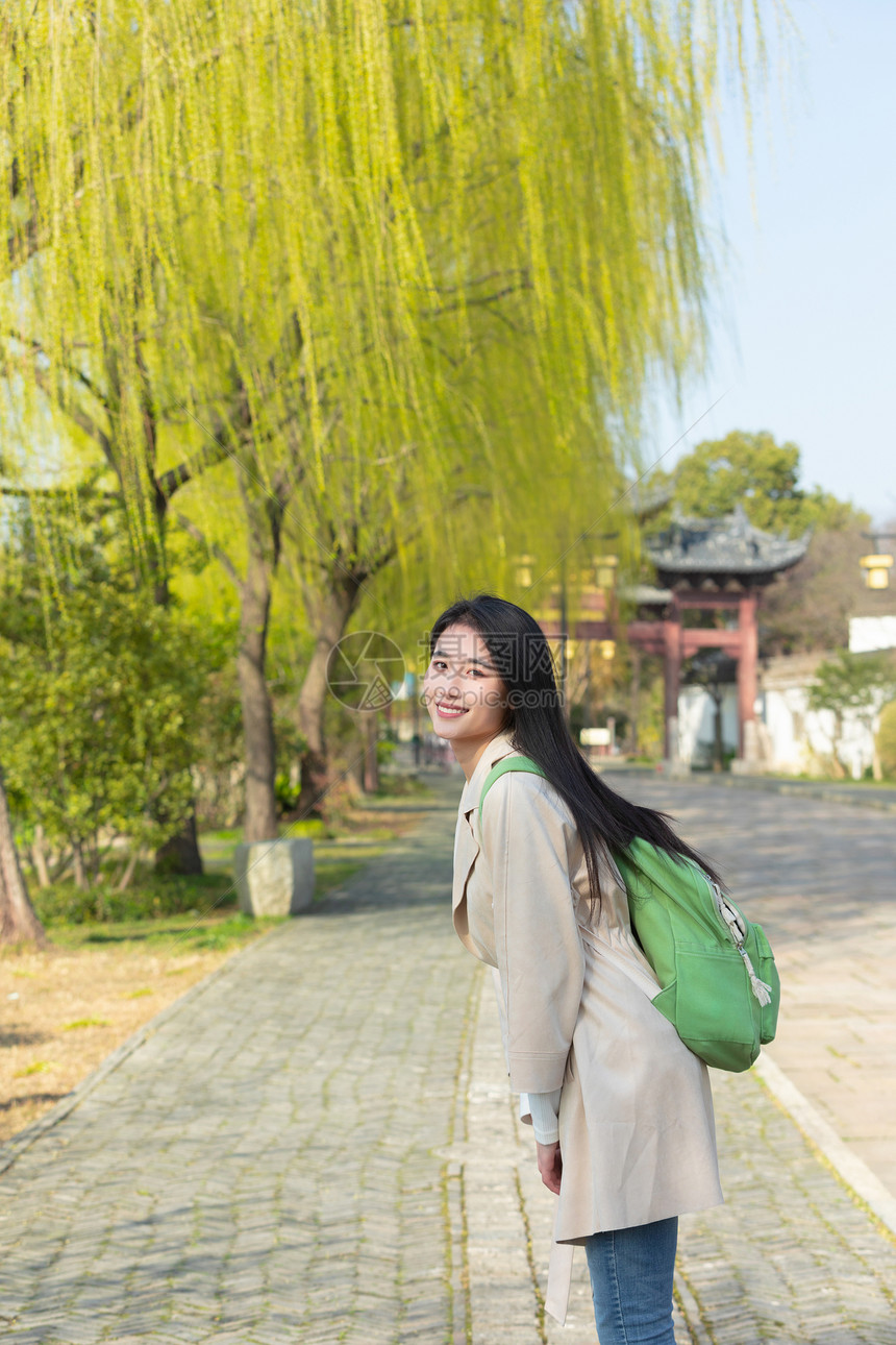 美女大学生旅行春游图片