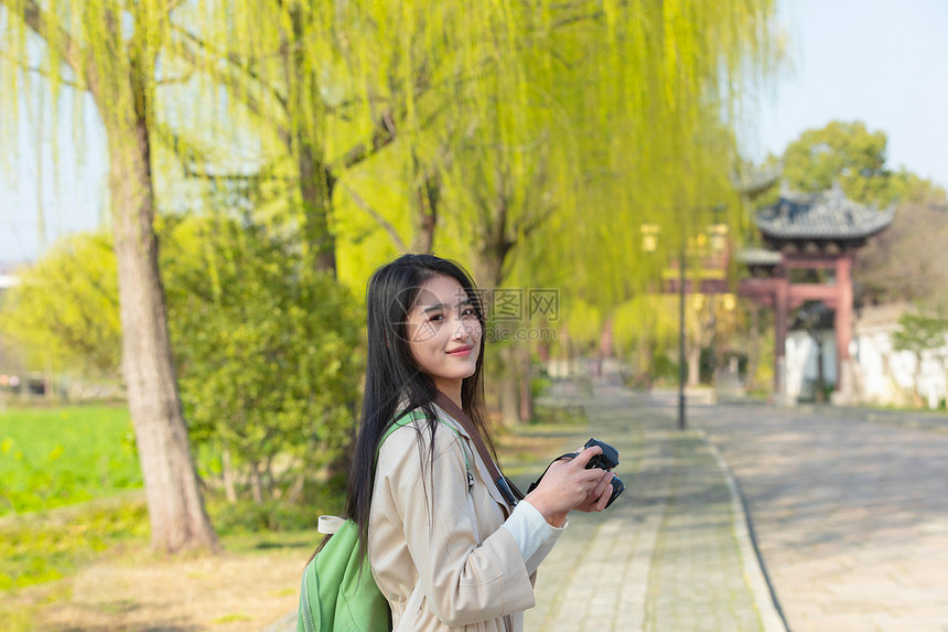 美女大学生一个人旅行拍照图片