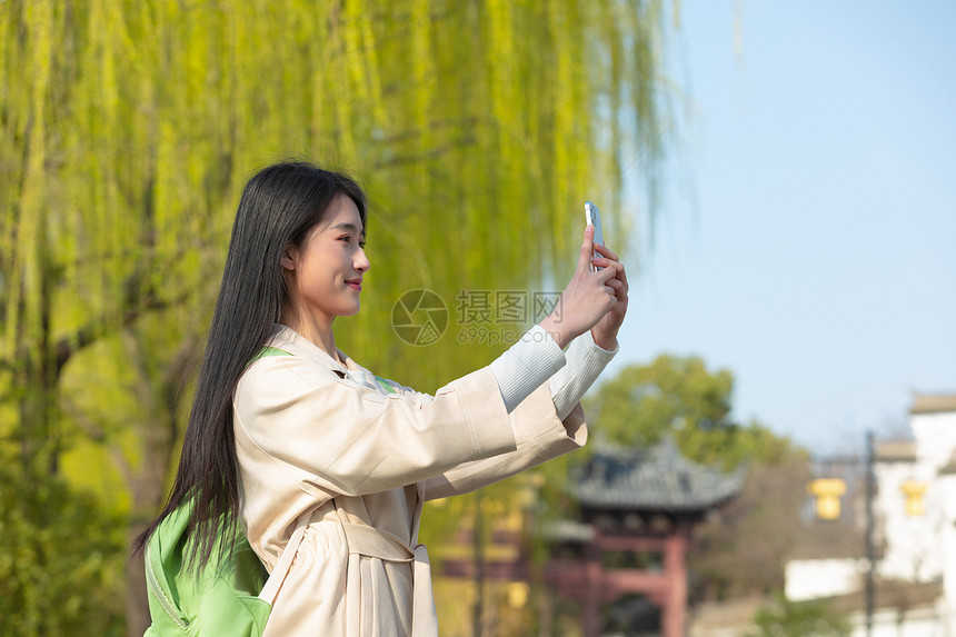 美女大学生旅行春游图片