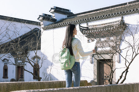 美女大学生一个人旅行看地图图片