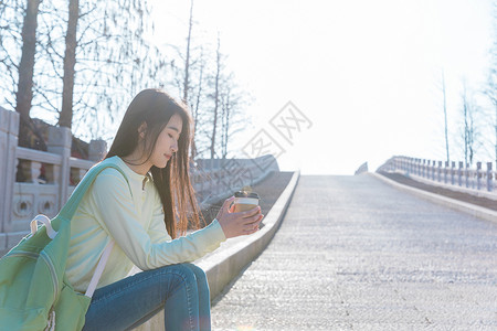 美女大学生旅行喝咖啡高清图片