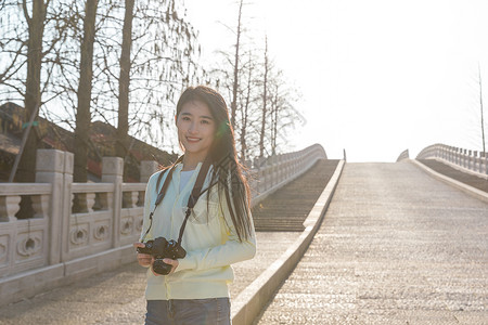 美女大学生一个人旅行拍照图片