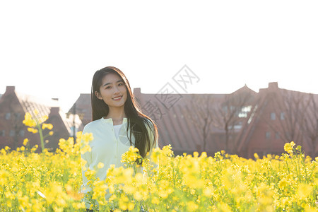 油菜花田美女大学生春游背景图片