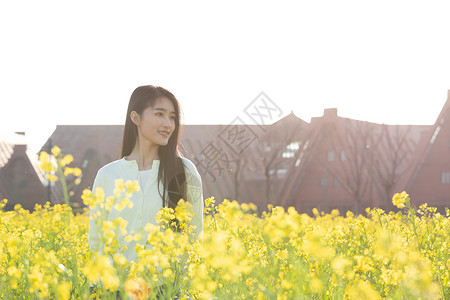 油菜花田美女大学生春游图片