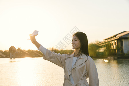 日落美女大学生旅行图片