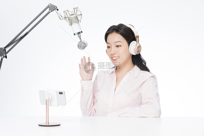 女性播音员手机网络直播图片