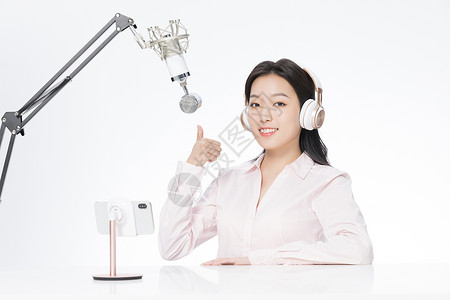 电台演播室女性播音员手机网络直播背景
