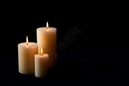 地震救灾员祈福祝福燃烧的蜡烛黑色背景背景
