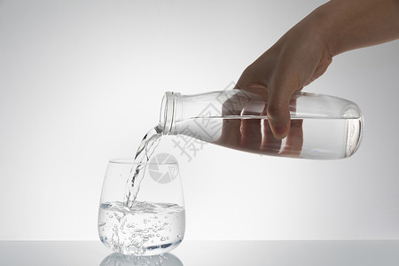 白开水倒水往杯子里倒水背景