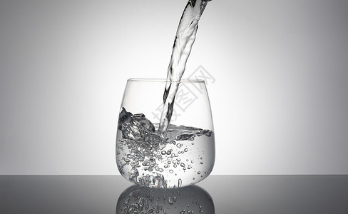 纯净水素材往杯子里倒水背景