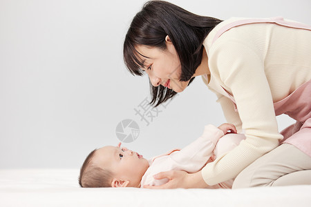 月嫂照顾婴儿宝宝看护高清图片素材