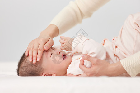 成长女性生病哭泣的婴儿宝宝背景