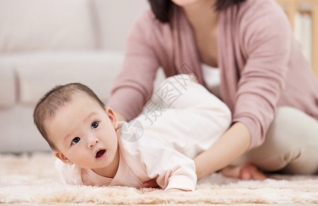 亚洲婴儿给婴儿宝宝抚触按摩背景