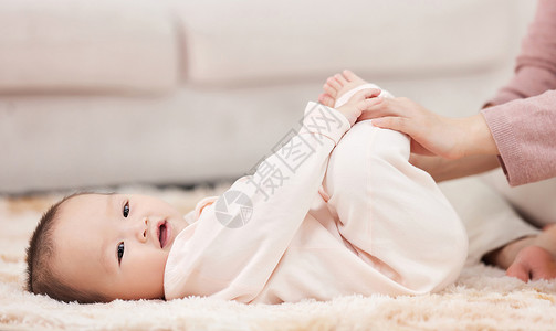 小儿黄疸给婴儿宝宝抚触按摩背景