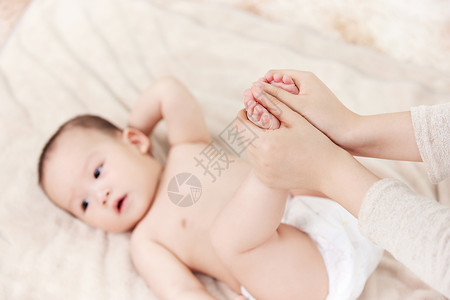 母婴尿不湿给婴儿宝宝换尿布背景