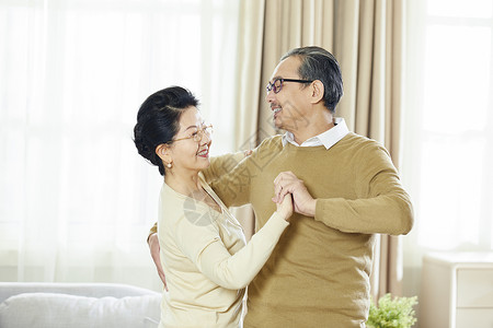 中老年夫妇居家休闲跳舞高清图片