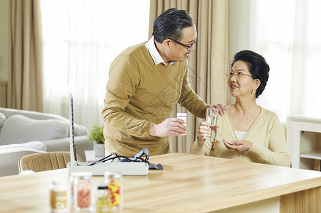 血压计中老年夫妇居家陪伴吃药背景