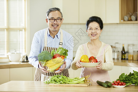 厨房夫妇中老年夫妇手捧蔬菜水果背景