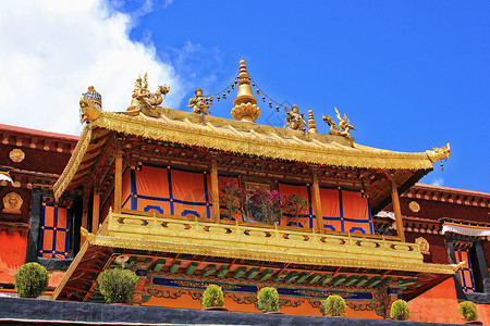 金色古建筑屋顶拉萨大昭寺背景