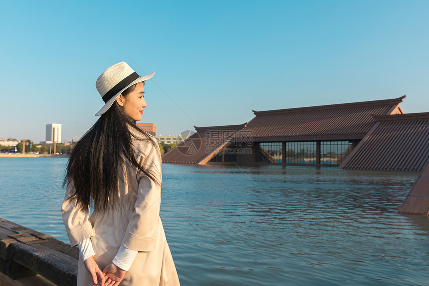 美女游客一个人旅行图片