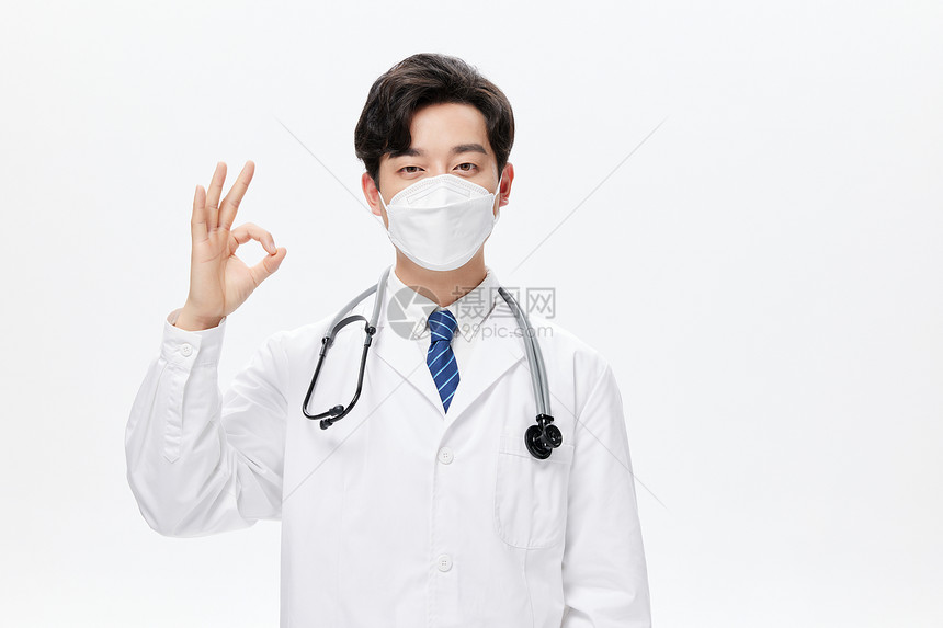 佩戴口罩的男性医生ok手势形象图片