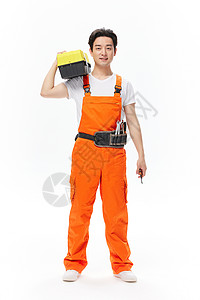 肩扛工具箱的维修工人图片