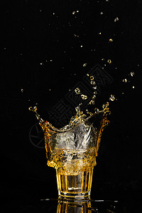 酒实拍酒杯里飞溅的液体水花背景