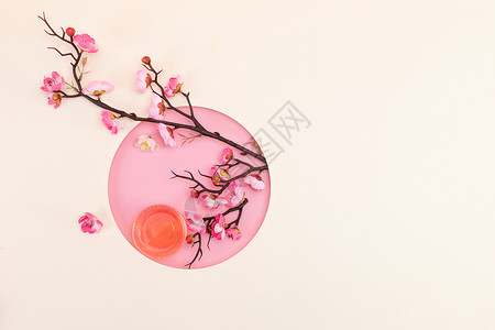 桃花枝和酒杯静物背景图片