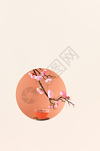 桃花枝与酒杯静物背景图片