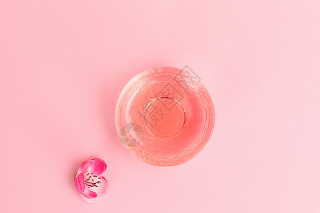 酒杯里的桃花酒饮料静物背景图片