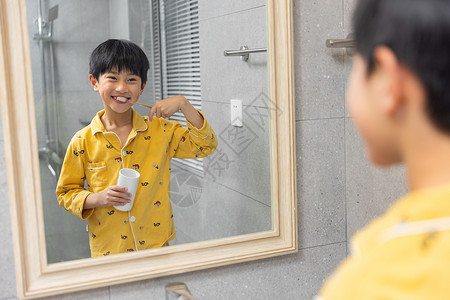 黄色护袖在浴室刷牙的小男孩背景