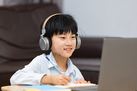儿童上网在家上网课学习的小男孩背景