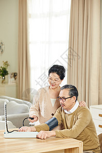 老人测血压中老年女士给高血压丈夫测量血压背景