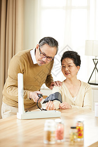 中老年夫妇居家测量血压背景图片