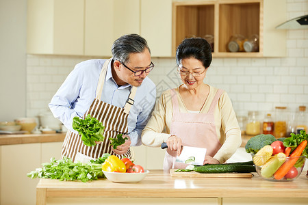 中老年夫妇厨房一起备菜图片