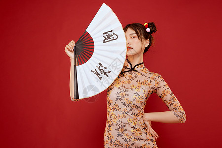古典东方国潮旗袍美女拿折扇高清图片