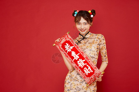 中国风国潮旗袍美女拿春联图片