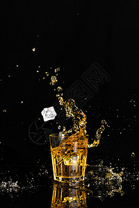 酒实拍冰块落入酒杯溅起水花素材背景