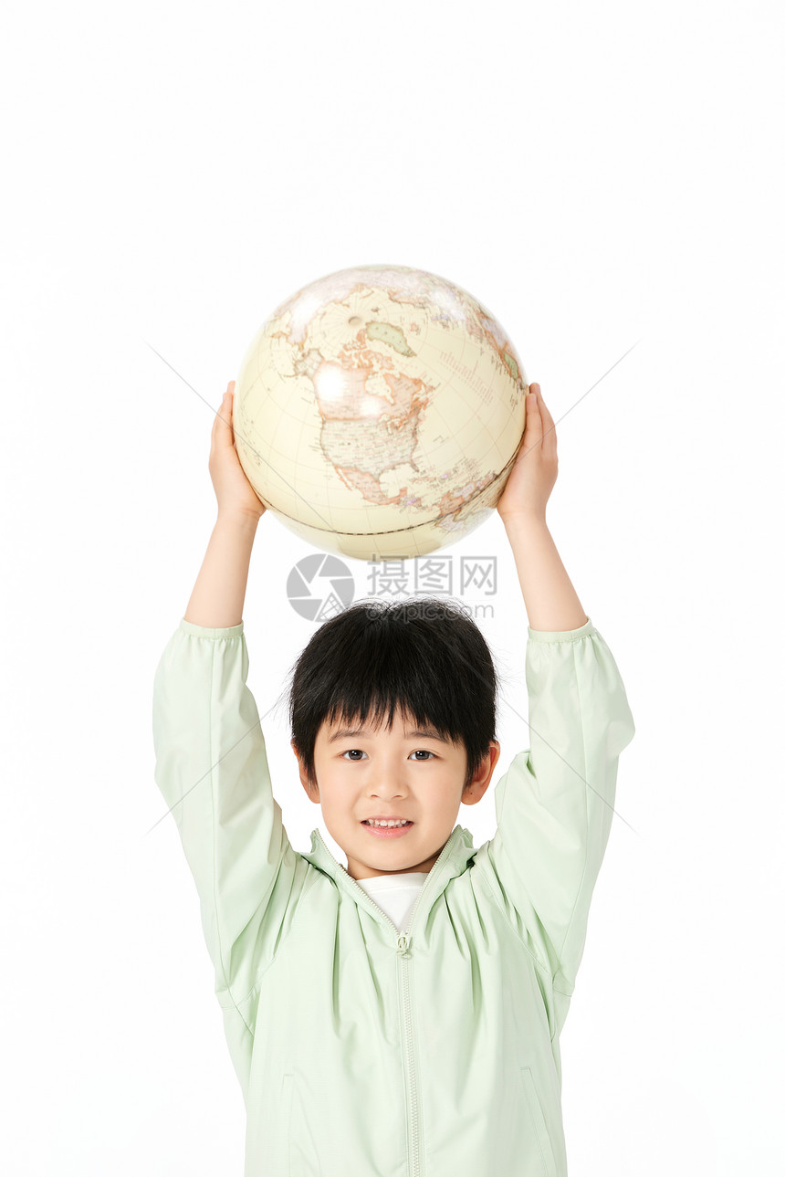 举着地球模型的小男孩图片