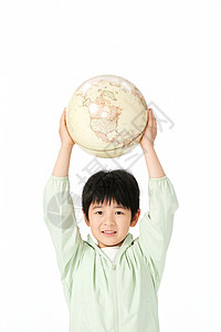 举着地球模型的小男孩背景图片