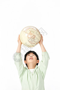 举着地球的男孩举着地球模型的小男孩背景