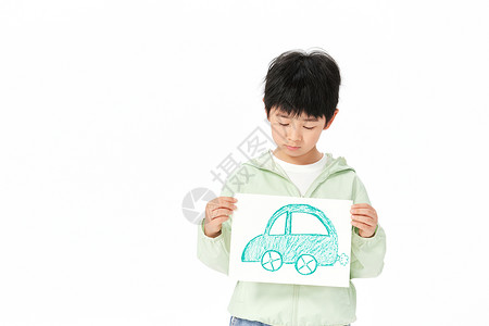 手绘站着男孩拿着手绘汽车的小男孩低头看背景