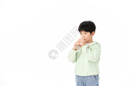 喝水的小男孩图片