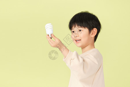 儿童慈善活动日拿着节能灯泡的小男孩背景
