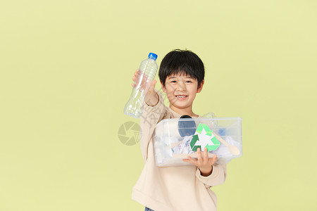 小男孩展示可回收物背景图片