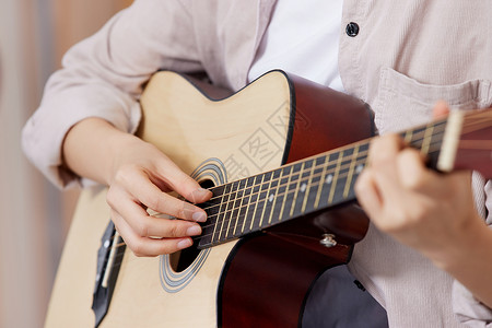 练习吉他的女性手部特写背景图片